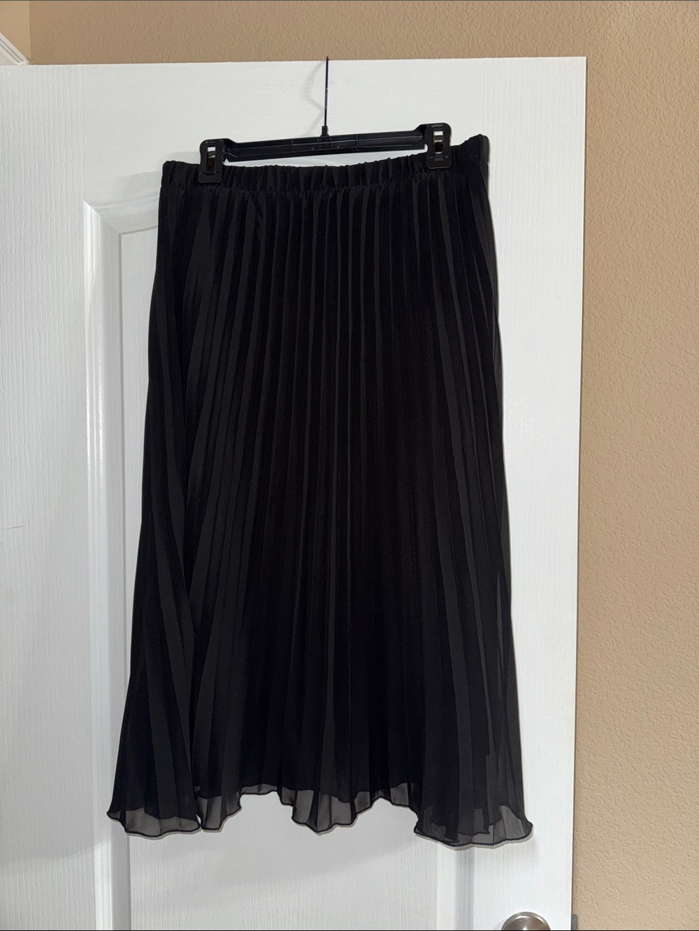 Elegant Chiffon style Black Pleated Midi Skirt